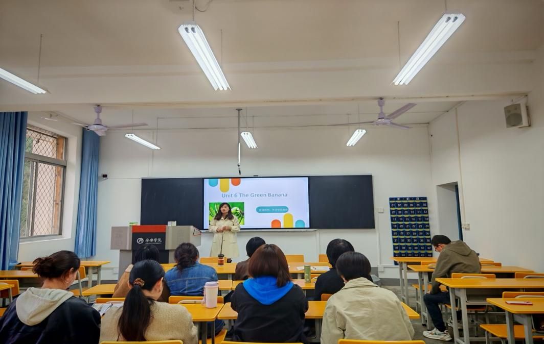 会议室里的人们描述已自动生成