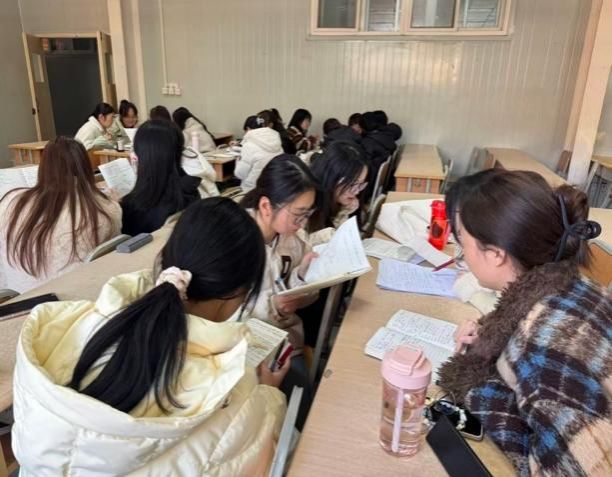 一群小孩在桌子边低可信度描述已自动生成