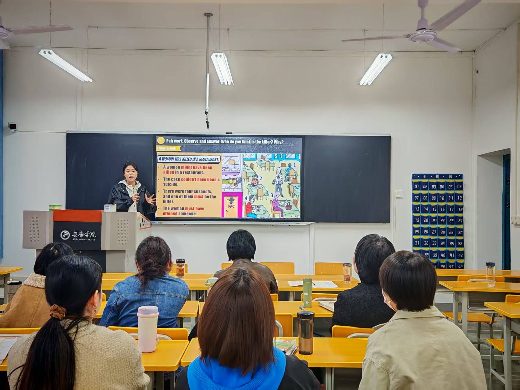 会议室里的人们描述已自动生成