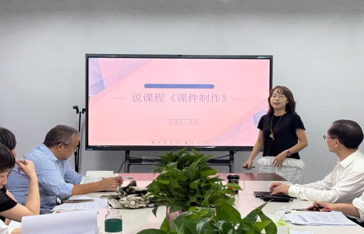 一群人坐在桌子前描述已自动生成